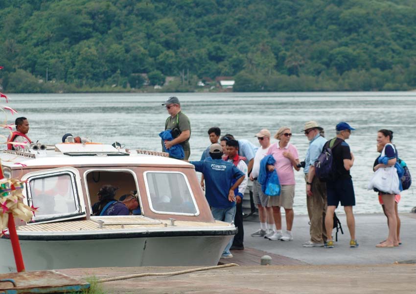SIAP KEMBALI: Sejumlah wisatawan asal Amerika Serikat saat hendak meninggalkan Lombok melalui  Pelabuhan Lembar, beberapa waktu lalu).