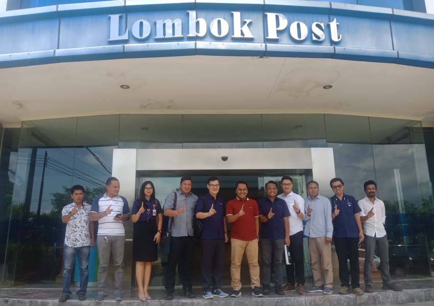 JALIN SINERGITAS : Kepala Wilayah Main Dealer Astra Motor NTB Budi Yanto (lima dari kiri) dan Direktur Lombok Post Alfian Yusni (enam dari kiri) foto bersama usai mengunjungi Lombok Post, kemarin.