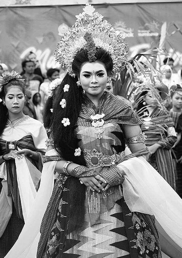 PUTRI MANDALIKA: Suasana karnaval bau nyale di Lombok Tengah, para peserta menggunakan pakaian layaknya sosok Putri Mandalika, tahun lalu