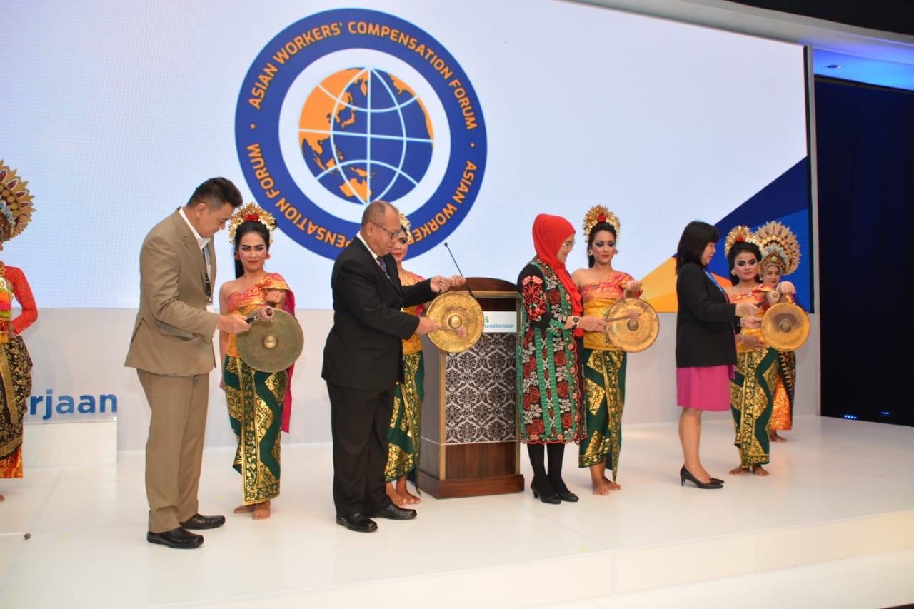 BUKA: BPJS Ketenagakerjaan dan perwakilan AWCF membuka seminar jaminan sosial se-Asia di Denpasar, Selasa (22/1).