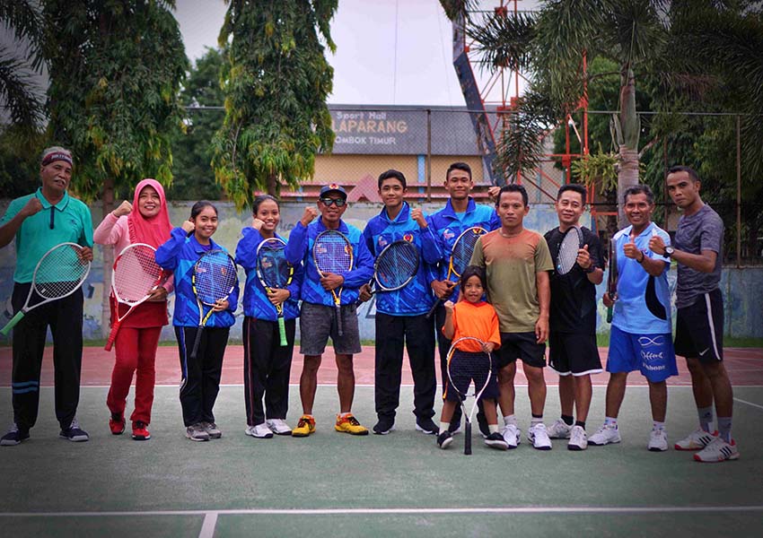 KELUARGA BESAR PELTI LOTIM: Pengurus dan atlet PELTI Lotim berpoto bersama di lapangan tenis GOR Lotim di Selong, belum lama ini.