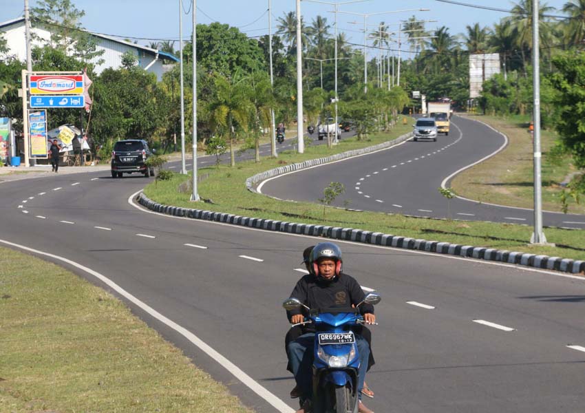 TERKENDALA LAHAN: Seorang pengendara melintasi di bypass Lombok Tengah menuju Mataram, kemarin (17/1). Jalan serupa juga akan dibuat untuk menghubungkan LIA-KEK Mandalika. Namun masih terkendala pembebasan lahan.