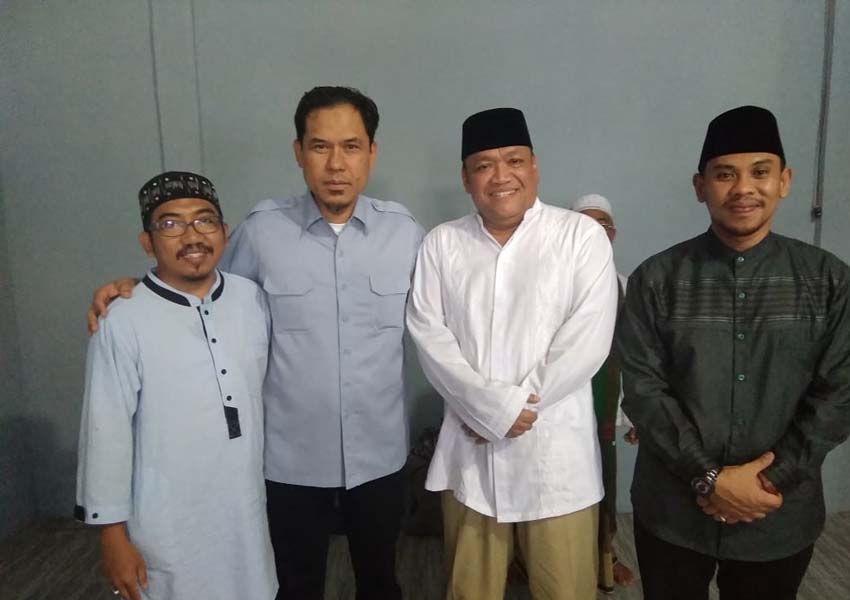 BANGUN SILATURAHMI : (dari kanan) Nauvar Furqoni Farinduan, H Bambang Kristiono, dan petinggi FPI Munarman dalam sebuah acara, beberapa waktu lalu.