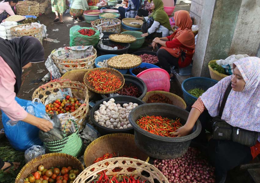 PASAR TRADISIONAL: Seorang pedagang cabai melakukan transaksi dengan pembelinya di pasar Kebon Roek, Ampenan, Kota Mataram, beberapa waktu lalu.
