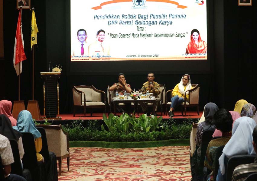 PENDIDIKAN POLITIK: Wakil Ketua Wilayah VI (Bali, Nusra, Maluku Utara) Bappilu DPP Golkar Sari Yulianti (tiga dari kiri) memberikan pemahaman pendidikan politik bagi pemilih pemula di salah satu hotel di Kota Mataram, beberapa waktu lalu.