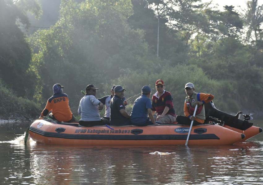 BERSIH SUNGAI: Gubernur NTB H Zulkieflimansyah (kiri) menyusuri sungai saat aksi bersih-bersih di Sumbawa, kemarin (13/1).