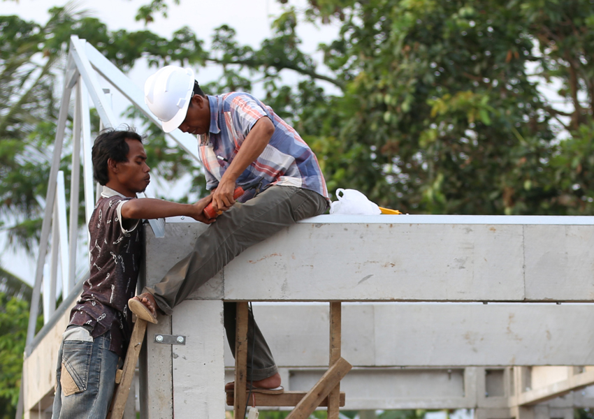 RUMAH BARU: Sejumlah pekerja berusaha secepatnya membangun rumah RISHA bagi warga korban gempa, belum lama ini.