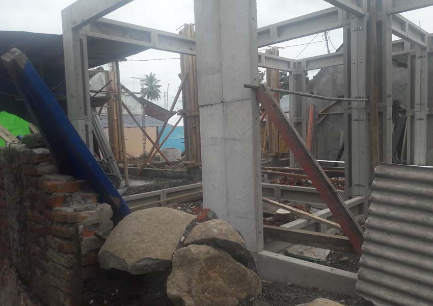 MULAI DIBANGUN: Pembangunan rumah instan sederhana (Risha) di Lingkungan Jangkuk sudah mulai dikerjakan dari beberapa waktu lalu.