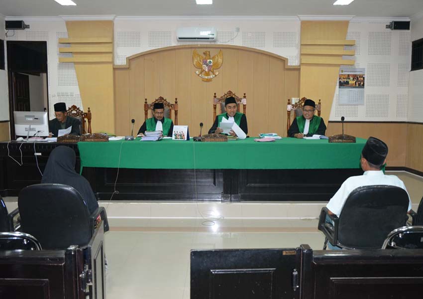 SIDANG: Pemohon dan termohon menghadiri pembacaan putusan permohonan izin poligami di PA Selong Kelas I-B, kemarin (21/1).