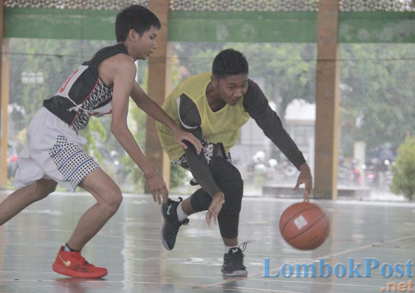 SELEKSI: Salah satu pemain basket NTB melewati lawannya saat mengikuti seleksi Honda DBL West Nusa Tenggara Series, tahun lalu.