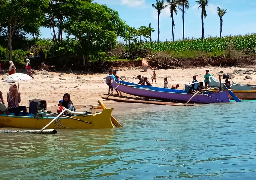 BEBAS DARI SAMPAH: Suasana di Pantai Ujung Kelor di Dusun Kelongkong Desa Bilelando, Praya Timur Lombok Tengah, asri dan bersih, bebas dari sampah, Minggu (17/2).