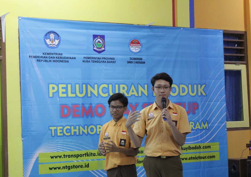 BERI PENJELASAN: Christopher Michael Lauw (kanan) menjelaskan berbagai macam keunggulan dan kelebihan website www.govisitlombok.id, pada kegiatan peluncuran produk Demo Day Startup Technopark SMKN 3 Mataram belum lama ini.