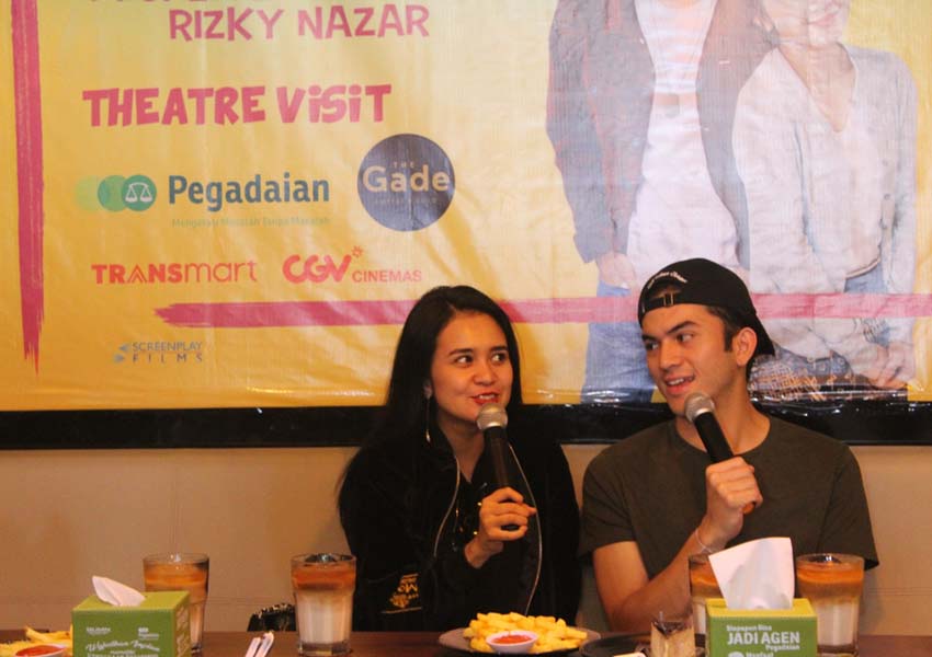 JUMPA MEDIA: Keseruan Michelle Ziudith dan Rizky Nazar saat menjawab pertanyaan dari para awak media untuk mempromosikan film terbaru mereka ‘Calon Bini’, di The Gade Cafe, Mataram, kemarin (20/2).