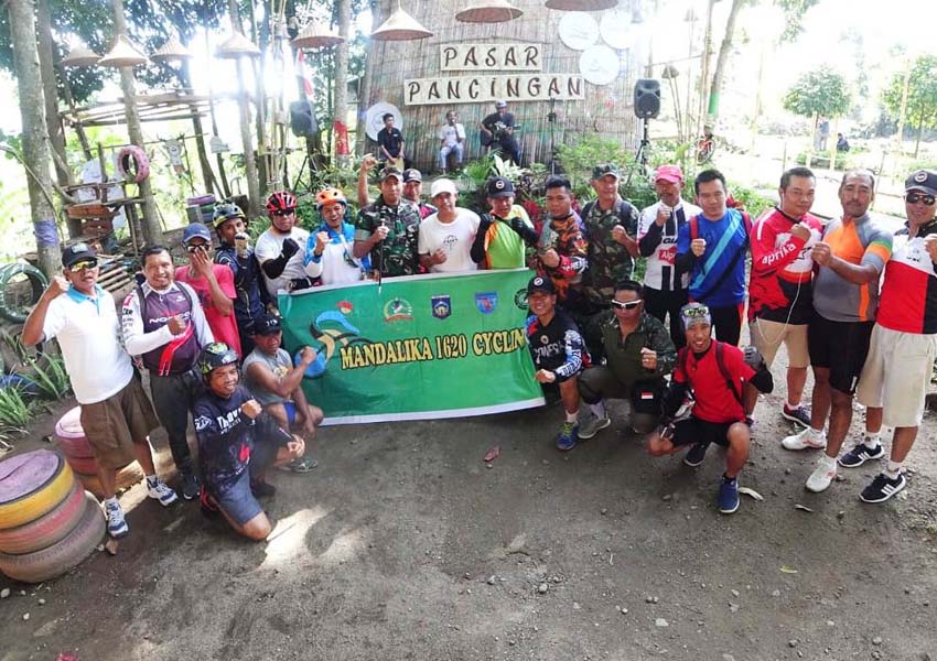 PASAR PANCINGAN : Dandim 1620/Loteng Letkol CZI Prastiwanto, saat berfoto bersama di objek wisata pasar pancingan di Desa Bilebante, Kecamatan Pringgarata Lombok Tengah, Minggu (3/2) lalu.
