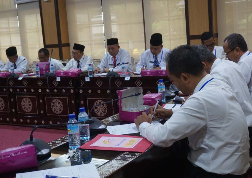 BERJUANG: H Lalu Fatwir Uzali (empat dari kiri), Kepala Disdik Kota Mataram saat mengikuti tes tulis seleksi JPT Pratama, pekan lalu.