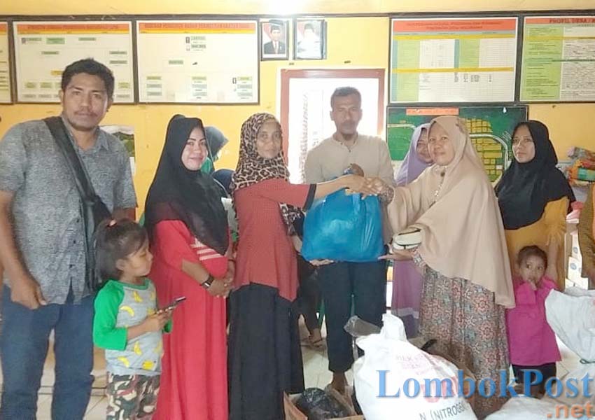 BANTUAN: Ketua Bhayangkari Polsek Bolo Sumarni Muhtar saat menyerahkan bantun kepada korban kebakaran di Desa Renda kemarin