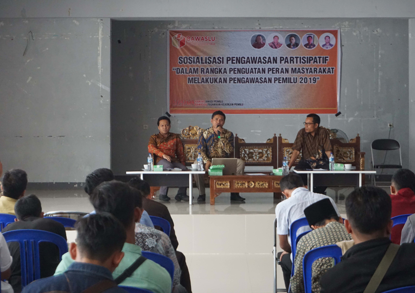 SOSIALISASI: Ketua KPU Lotim M Saleh (tengah) bersama Ketua Bawaslu Lotim Retno Sirnopati (kiri) sedang mengisi kegiatan sosialisasi pengawasan partisipatif masyarakat dalam mengawasi pemilu di Gedung Pemuda dan Olahraga Lotim, kemarin (19/2).
