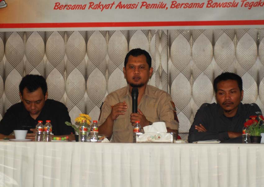 AJAK MASYARAKAT AKTIF: Koordinator Divisi SDM dan Organisasi Bawaslu NTB Itratip (tengah) saat menghadiri acara sosialisasi pengawasan partisipatif yang digelar Bawaslu Lobar di Lesehan Green Asri Sayang Sayang, Kota Mataram, kemarin (19/2).