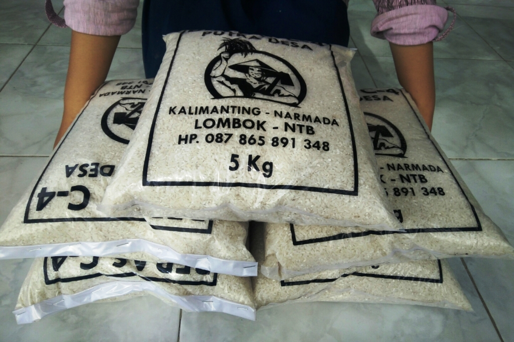 MASIH TINGGI: Akibat gabah yang langka, harga beras kemasan 5 kilo gram mengalami kenaikan sejak akhir tahun 2018 lalu.