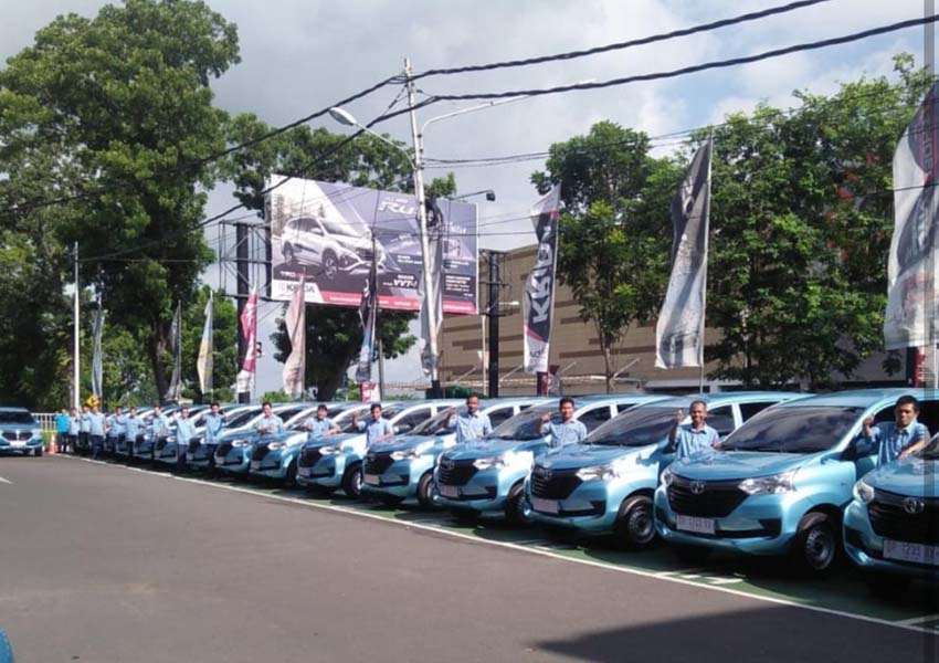 TAMPIL BARU: Ini dia armada taksi terbaruk milik Blue Bird yang menggunakan Toyota Transmover, kemarin.