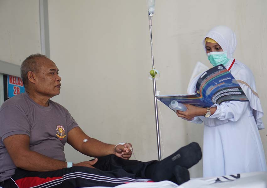 DIDUGA DBD: Seorang pasien terlihat sedang mendapat perawatan inap setelah diduga DBD di ruang interna II RSUD dr Soedjono Selong, belum lama ini.