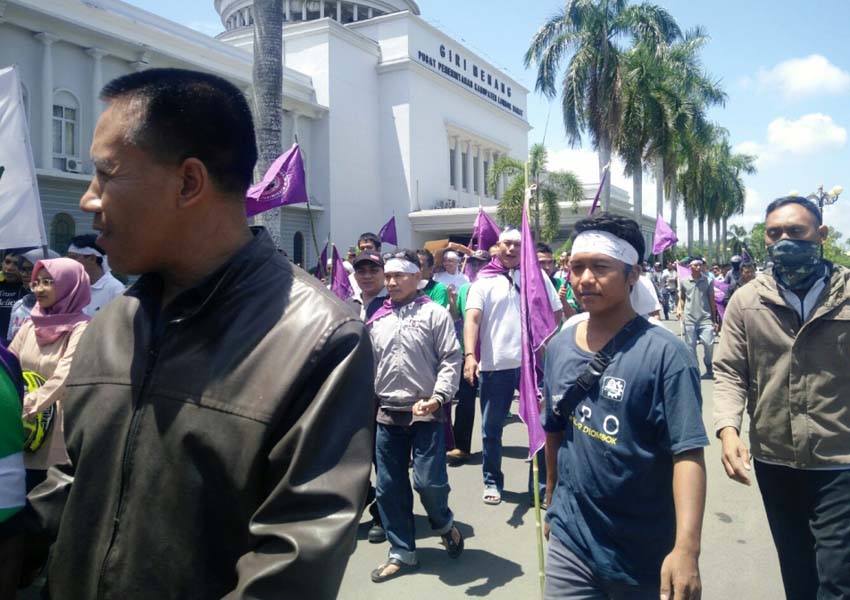 PROTES: Ratusan pekerja yang tergabung dalam Konfederasi Serikat Pekerja Seluruh Indonesia (KSPSI) NTB dan serikat pekerja pariwisata menggedor Kantor Bupati Lobar, kemarin (7/2).