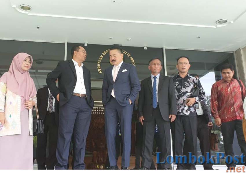 DUKUNGAN BESAR: Gubernur NTB H Zulkieflimansyah didampingi istri Hj Niken Saptarini Widwayati saat disambut Duta Besar Indonesia untuk Malaysia Rusdi Kirana di Kedutaan Besar Indonesia di Kuala Lumpur, Senin (25/2).