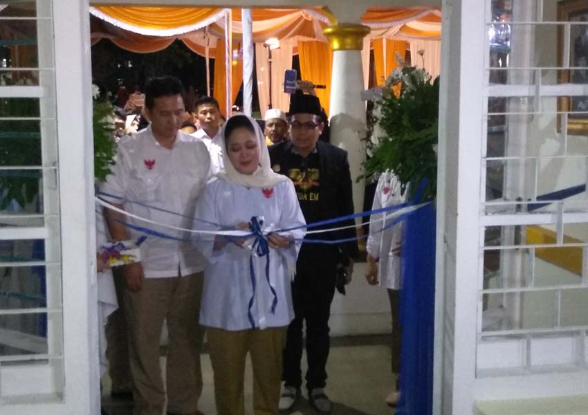 POTONG PITA: Dewan Penasihat BPN Hj Titiek Soeharto saat meresmikan Roemah Aspirasi, sebagai wadah relaawan Prabowo-Sandi di NTB, tadi malam