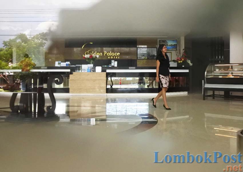 HOTEL BAGUS: Salah seorang karyawan Hotel Golden Palace tengah melintas di area lobby, beberapa waktu yang lalu.