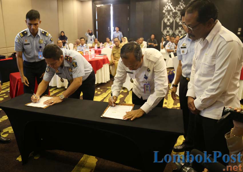 KERJA BERSAMA: Kantor Imigrasi Mataram juga melakukan penandatanganan kerja bersama BNN Kota Mataram sebagai langkah antisipasi peredaran dan penyalahgunaan narkotika, kemarin (26/2).