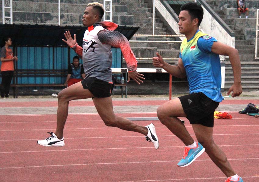 PINDAH NOMOR: Sprinter NTB Iswandi (kiri) terus mengasah kemampuannya saat berlatih di GOR 17 Desember Mataram, Januari lalu.