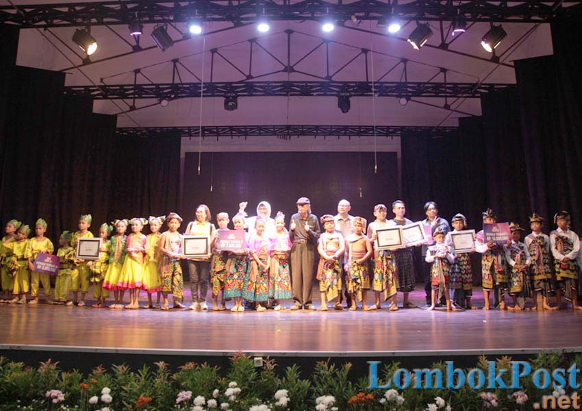 SELAMAT YA! : Para pemenang Lomba Festival Musik Anak-Anak NTB, dengan tema “Perkusiku, Perkusimu, Perkusi Nusantara”, melakukan sesi foto bersama dengan para dewan Juri, di Gedung Utama Taman Budaya NTB, kemarin (27/2).