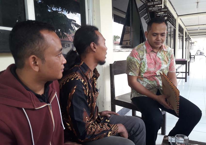 TERIMA LAPORAN: Kasatreskrim Polres Lotim AKP I Made Yogi Purusa Utama (kanan) sedang menerima berkas laporan dugaan penyelewengan DD Gerung Permai tahun anggaran 2018 dari perwakilan warga di Mapolres Lotim, belum lama ini.