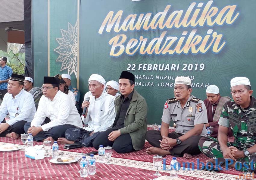DOA DAN ZIKIR: Gubernur NTB H Zulkieflimansyah hadir bersama ustad yusuf Mansur dalam acara Mandalika Berzikir di Masjid Nurul Bilad, KEK Mandalika, kemarin (22/2).