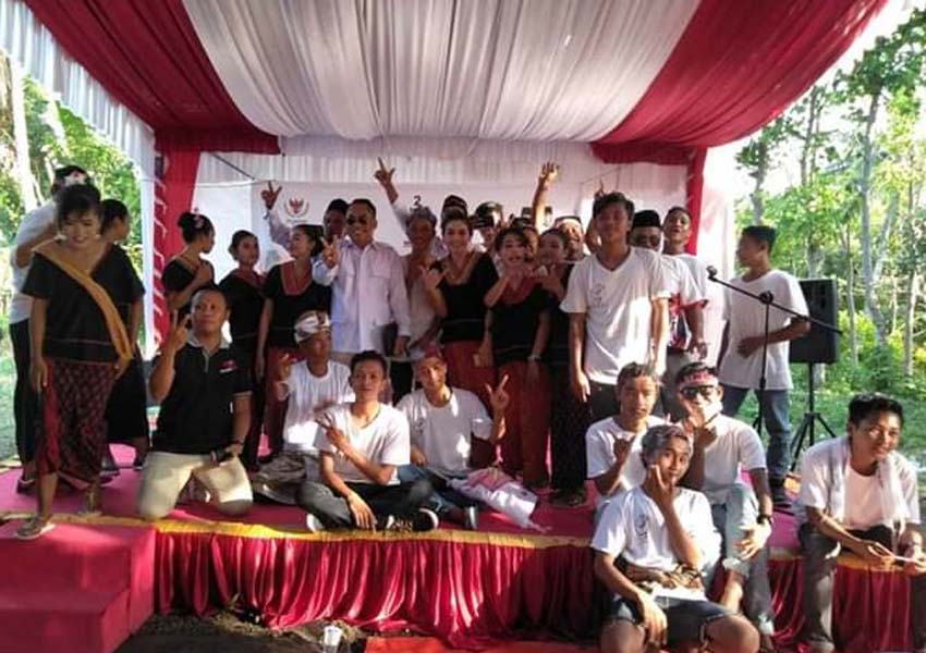GERINDRA FOR LOMBOK POST SAPA MASYARAKAT: Ketua DPC Gerindra Lombok Utara Sudirsah Sujanto di tengah kerumunan  warga di Dusun Rebakong, Desa Kayangan, Lombok Utara, pekan lalu.