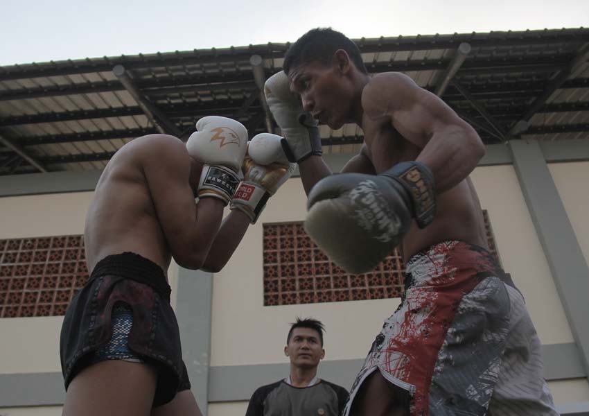 IKUT SELEKNAS: Petarung muay thai NTB Ardiansyah menghantam lawannya saat latihan di GOR 17 Desember Mataram, Januari lalu.