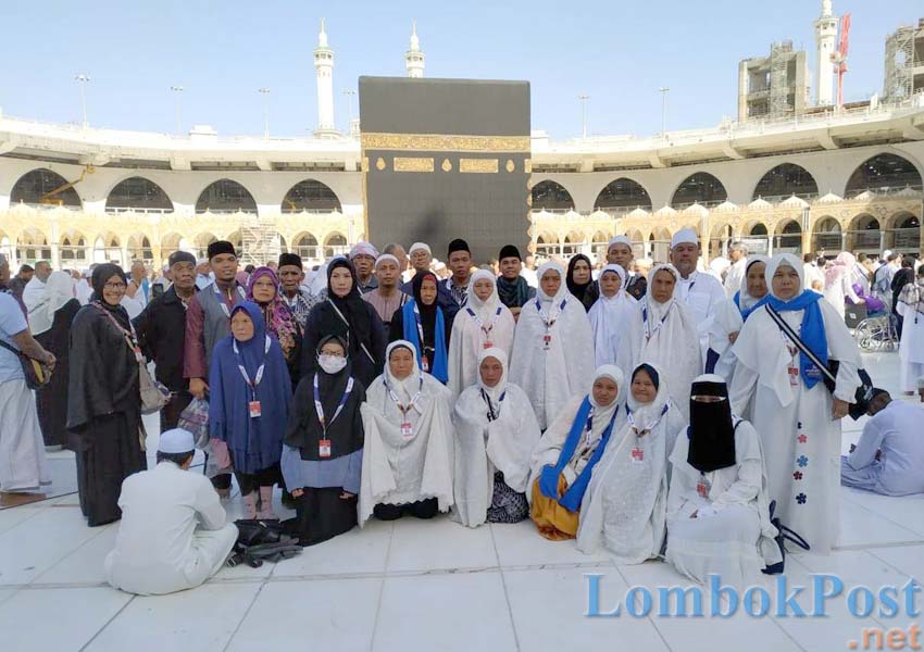 DI MASJIDILHARAM: Jamaah umrah Muhsinin Tour & Travel di sela-sela beribadah di Masjidilharam, Makkah.