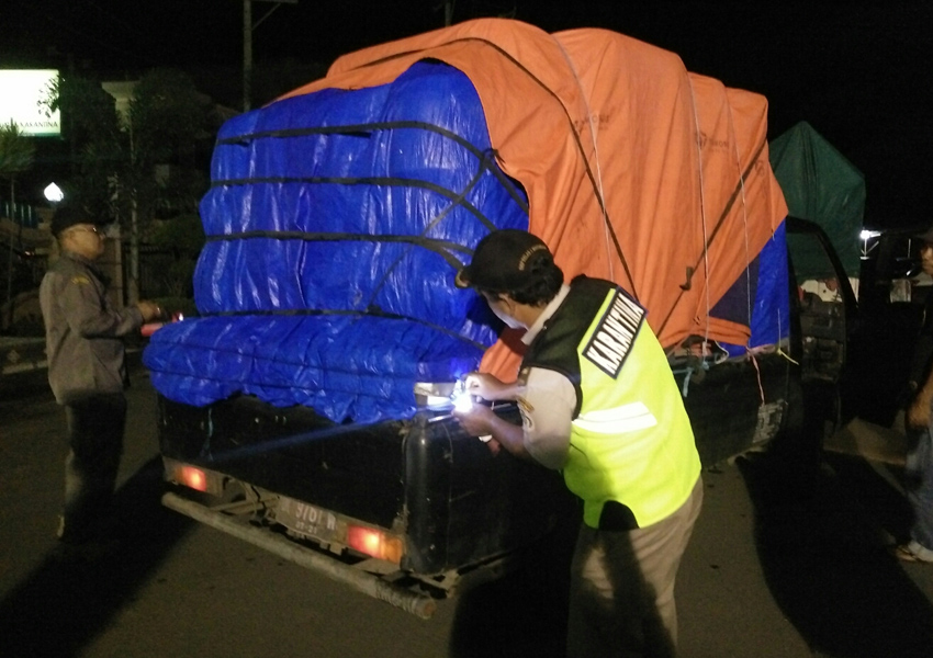 PERKETAT PENGAWASAN: Petugas Balai Karantina Pertanian Kelas I Mataram saat memeriksa muatan sejumlah kendaraan yang baru keluar dari Pelabuhan Lembar tadi malam sekitar pukul 22.00 Wita.