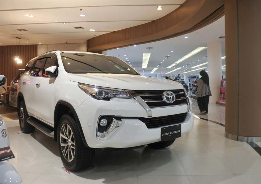 KOKOH: Inilah Toyota Fortuner terbaru yang makin keren saat dipamerkan di mini dealer Toyota yang ada di Lombok Epicentrum Mall, kemarin.