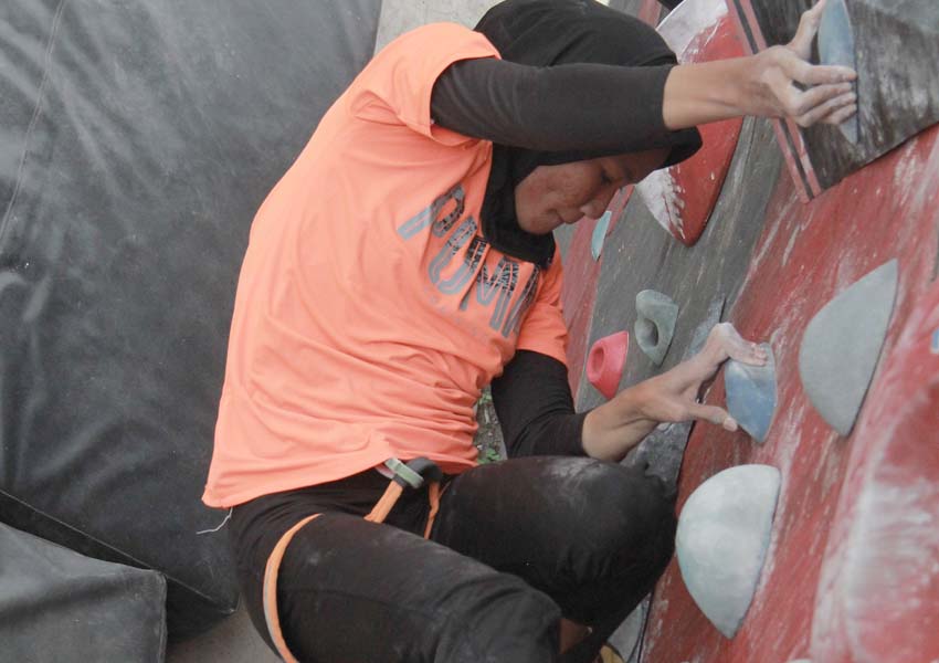 LATIHAN: Atlet panjat tebing NTB Nurul Iqamah mengasah kemampuannya saat berlatih di Arena Panjat Tebing Gelanggang Pemuda Mataram, akhir Januari lalu.