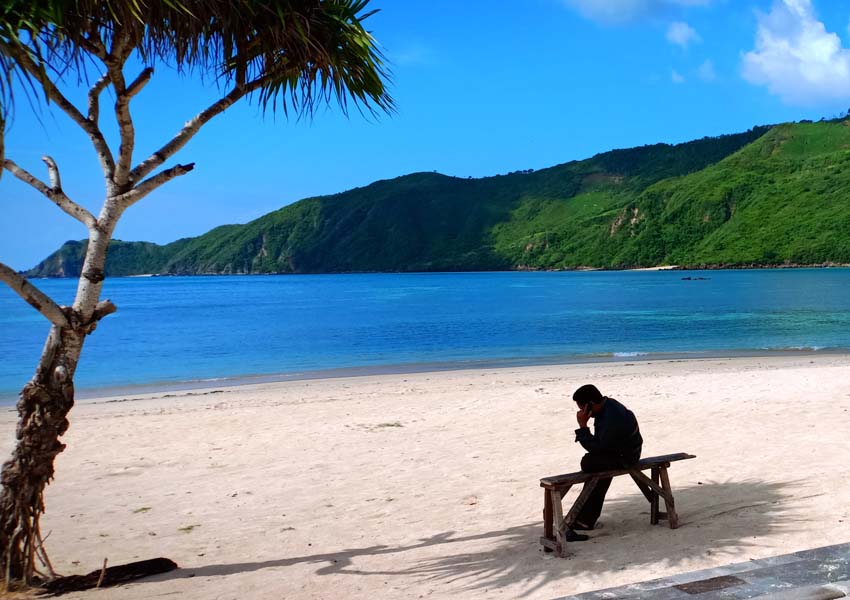 PANTAI KUTA: Keindahan pantai Kuta di Desa Kuta, Pujut Lombok Tengah ini, tidak pernah pudar, wisatawan tetap berdatangan, Sabtu (2/2) lalu.