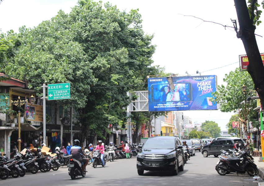 PARKIR SEMBARANGAN: Puluhan sepeda motor dan mobil yang terparkir liar di bahu jalan di Kawasan Bisnis Cakranegara menyebabkan lalu lintas kian semrawut, kemarin (1/2).