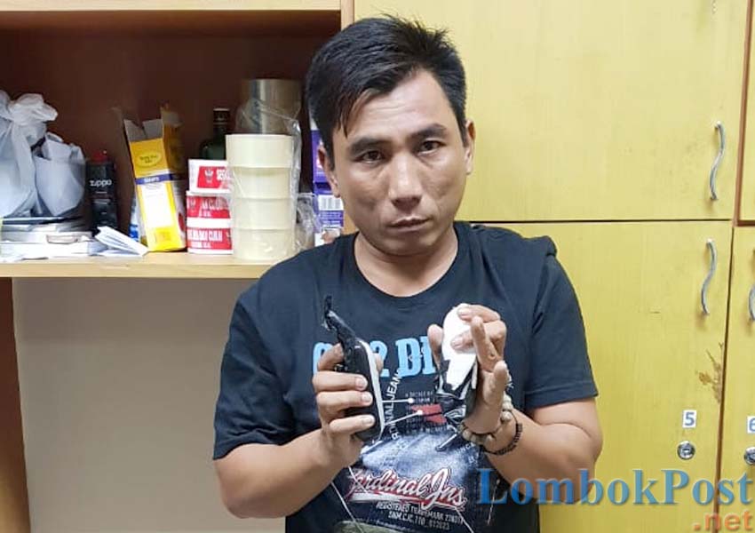 JADI KURIR NARKOBA:  Lalu Ratmaji, terduga kurir narkoba diamankan otoritas bandara Hang Nadim, Batam, Kepulauan Riau, belum lama ini.