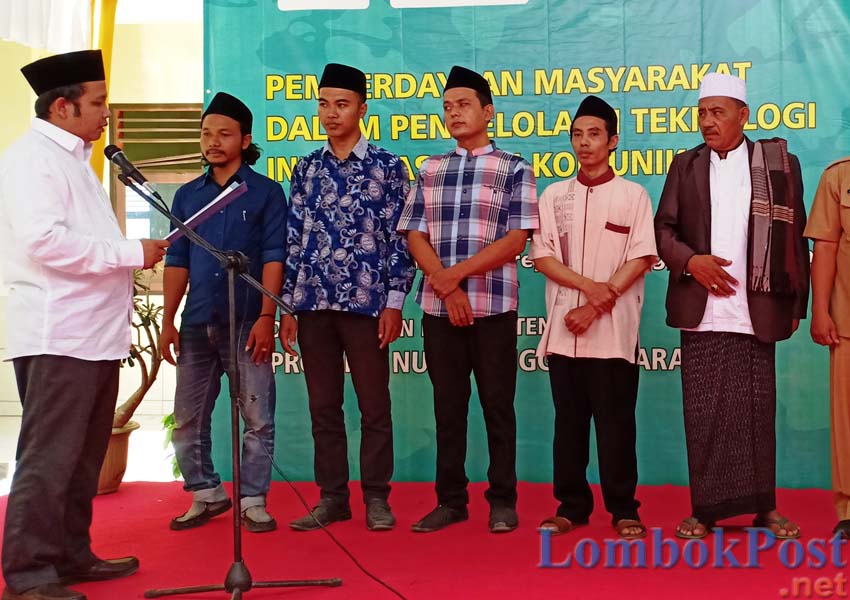 PELANTIKAN PENGURUS: Para tuan guru dan ustad, saat dilantik sebagai pengurus satri entrepreneur di Ponpes Sirajul Huda di Desa Durian, Janapria Lombok Tengah, kemarin (26/2).