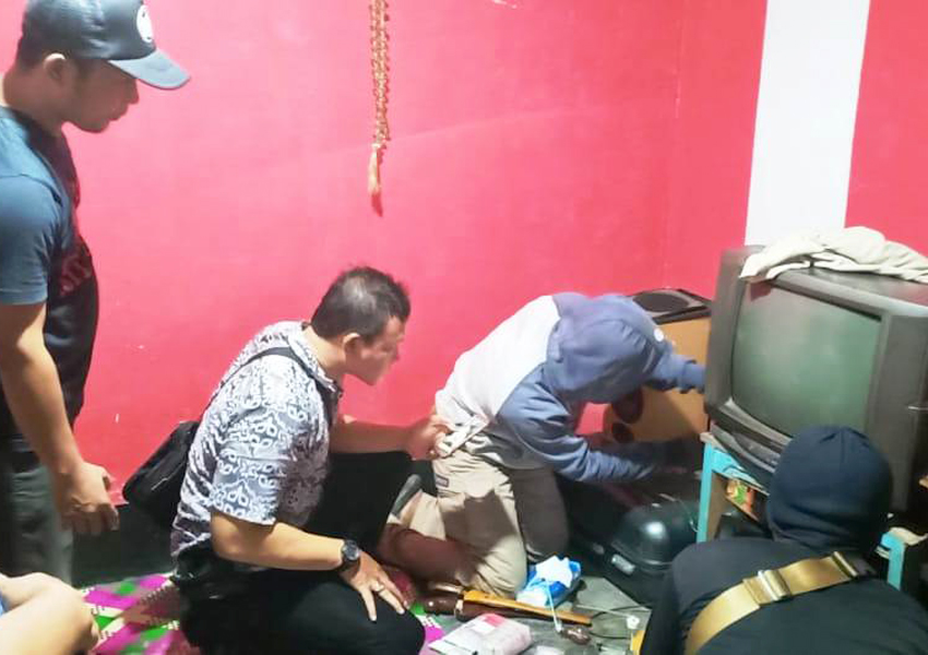 PENGGELEDAHAN: Para personel Satnarkoba Polres Lombok Tengah, saat melakukan penggeledahan di kediaman AA di Dusun Pengadang Desa Kawo, Pujut, Selasa (19/2).