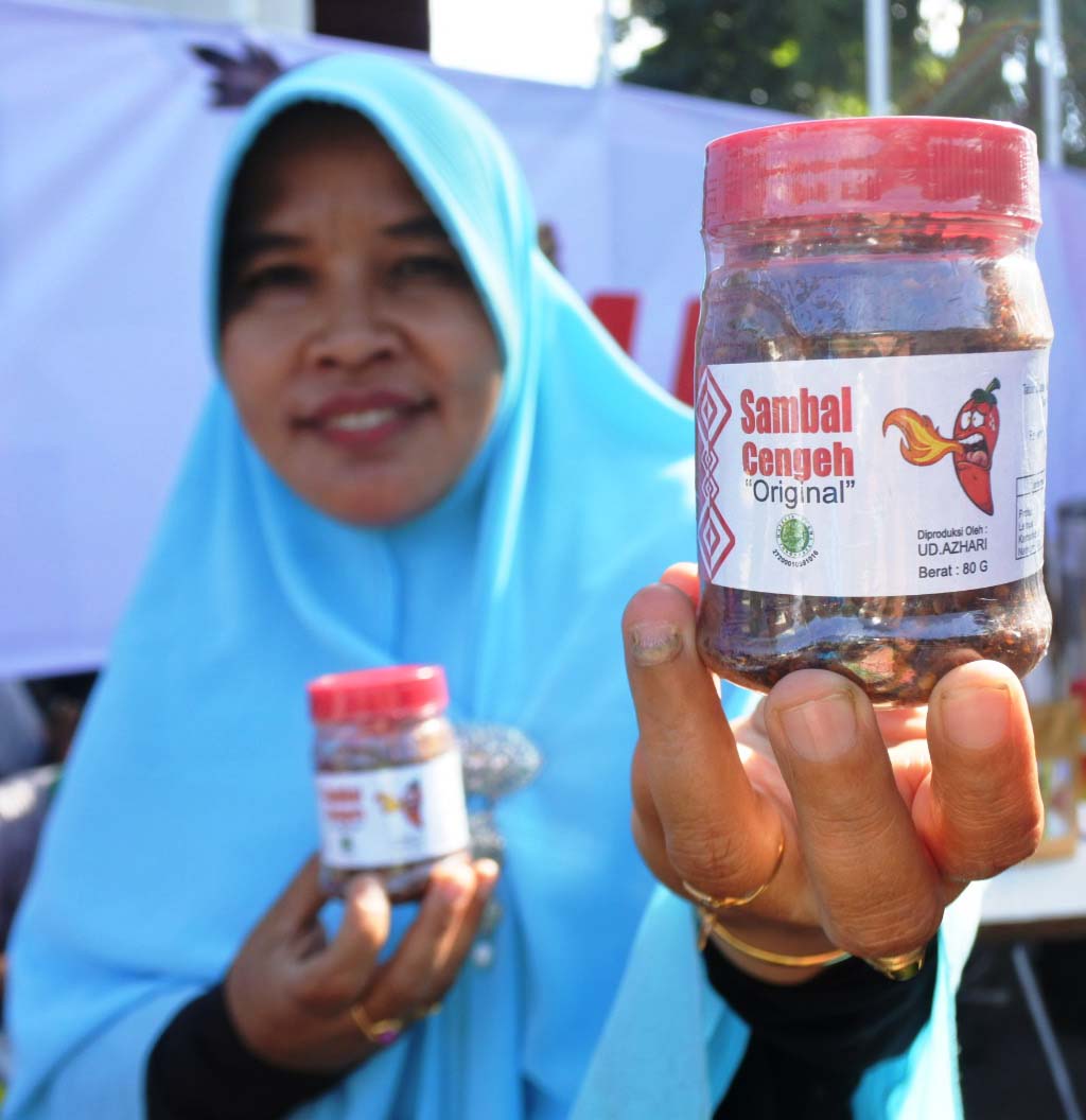 SAMBAL CENGEH: Owner Tapona Food Hj Zaenab memamerkan Sambal Cengeh Original kreasinya, kemarin (8/2).