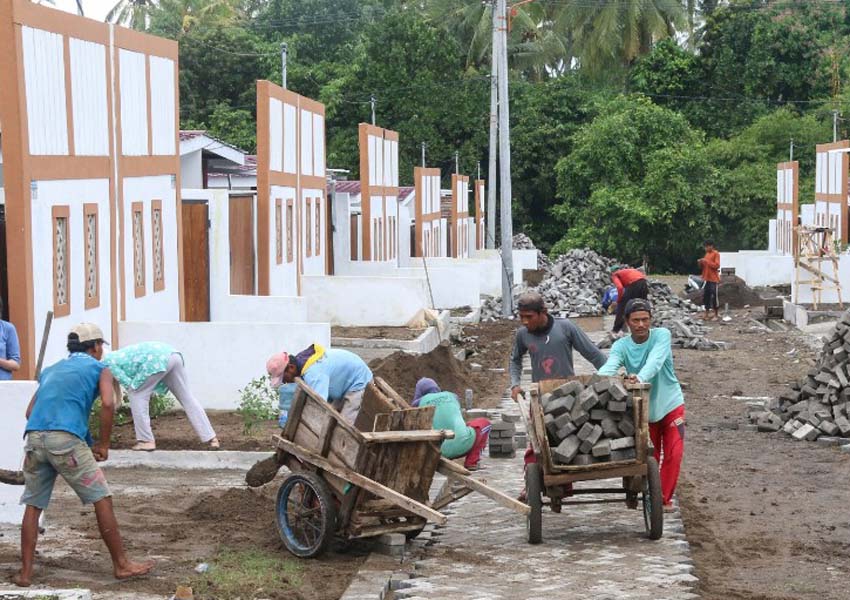 RUMAH BERSUBSIDI: Sejumlah pekerja memasang papin blok di sebuah perumahan yang baru saha dibangun di Kecamatan Gunung Sari, Lombok Barat, beberapa waktu lalu.