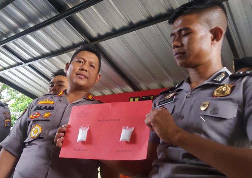 BARANG BUKTI: Kapolres Mataram AKBP Saiful Alam menunjukkan barang bukti dua poket berisi kristal bening diduga sabu milik tersangka SU di Polres Mataram, kemarin (13/2).