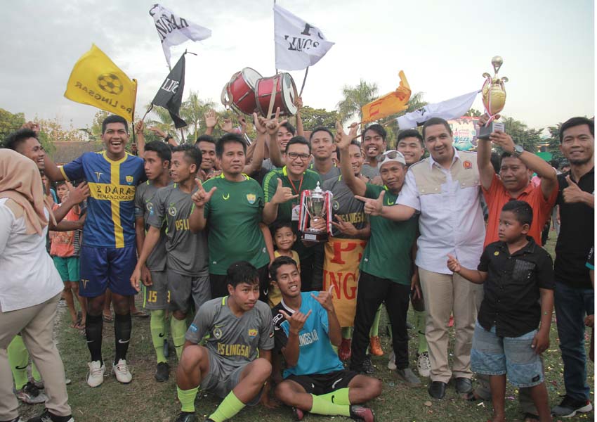 RAYAKAN KEMENANGAN: PS lingsar merayakan kemenangannya meraih juara Satria Muda Cup di Lapangan Narmada,  Lombok Barat,  Sabtu (16/2).