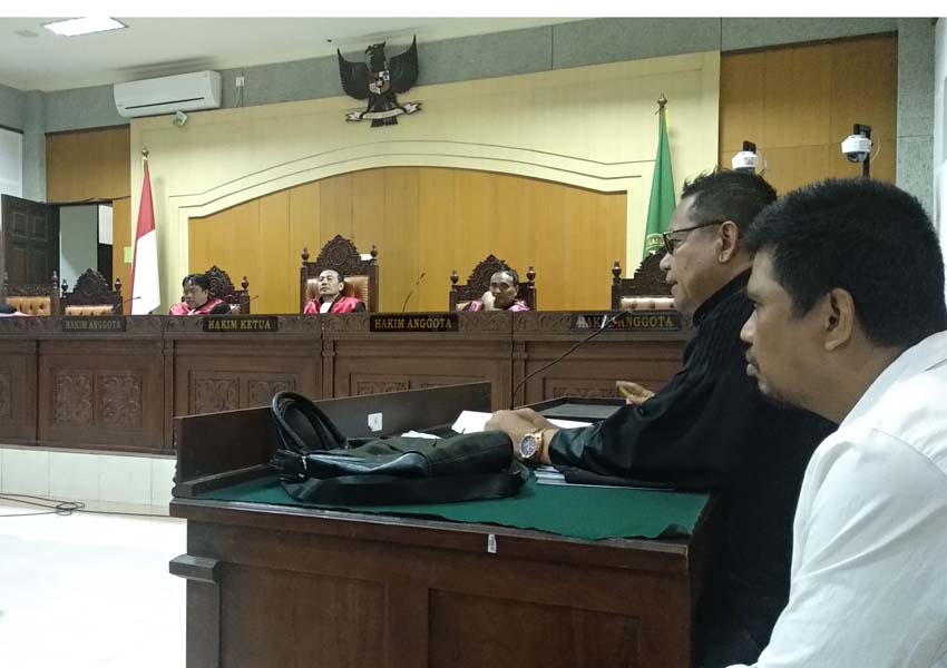 TUNTUT TINGGI: Terdakwa Faisal dituntut  lima tahun penjara dalam sidang tuntutan di Pengadilan Tipikor Mataram, kemarin